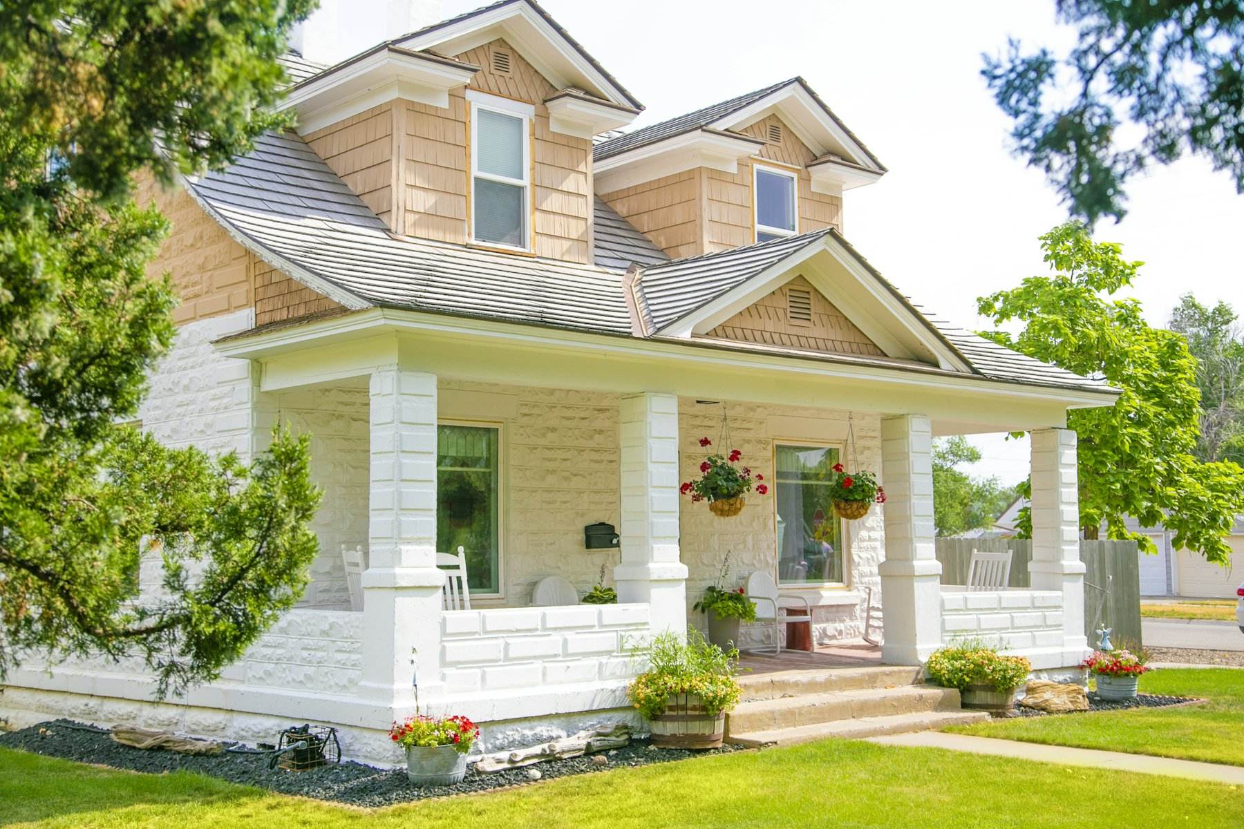 Craftsman home with a wide front porch